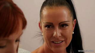 Asak Lesbian Babaturan Mibanda Kelamin Pikeun Kahiji Kalina