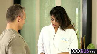 شہوانی ، شہوت انگیز بیب سوفیا لیون knelt اور نگل لیا کاک مساج کے بعد