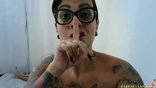 A woman wakes up in the दाबा आणि ते सह अप समाप्त दूध चरबी बाजूला खाली