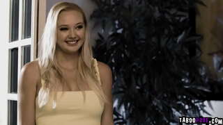 Milf Lauren Phillips a horny teen Paisley Porthor yn cymryd eu tro marchogaeth Dick Chibbles enfawr dyn cig