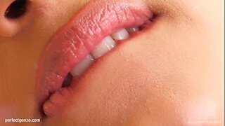 Lena krijgt zich uit door het masturberen met vingers en dildo bij Geef Me Roze