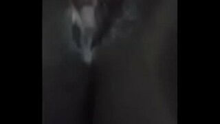 киска толстушка менән уйнай