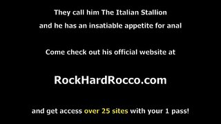 Salope stepteen veut être comme sa belle-mère,ils commencent à s&#039;embrasser et lécher chaque autres chatte.Soudain, son stepdad arrive,au lieu de devenir fou il les laisse sucer gorge sa grosse bite.En retour, il baise stepteens chatte et wifes serré cul juteux.