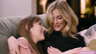 Stepmom whiwhi tona kaihe kakaho, ka mitikia e tamāhine