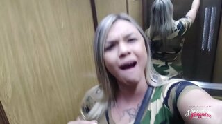 כוסית מוצצת זין והחברה. d.