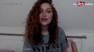 Topla njemački amaterski prekrasna koristi debeli dildo, da protežu svoje zbijeno maca i glasno stenje, sve dok ne ejakulira