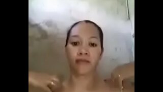 Красива гра з її кицькою