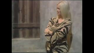 ���िग गधा सुनहरे बालों वाली वेश्या हन्ना हार्पर और रसोइयों में, समाचारपत्र