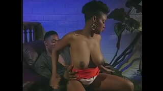 Хар залуугийн licks үсэрхэг pussy ebony бяцхан хүүгийн fucks doggy style сандал дээр